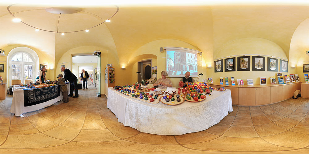 Eierverzieren in sorbischen Techniken in der Tourist-Info