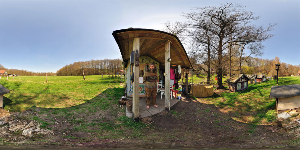 Waldmensch Öff Öff vor der Villa Hühnerglück