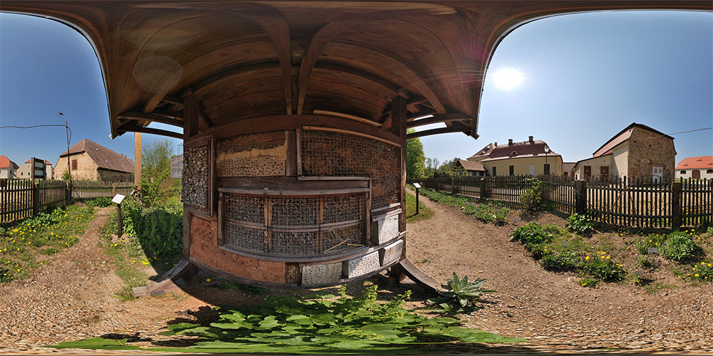 Schloß Königshain Bienenhotel im Kräutergarten