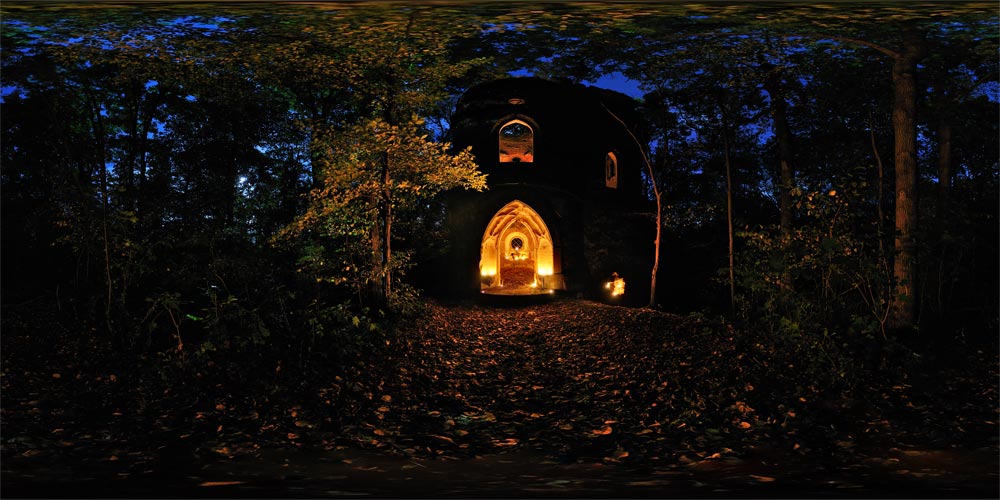 künstliche Turmruine bei Kerzenschein