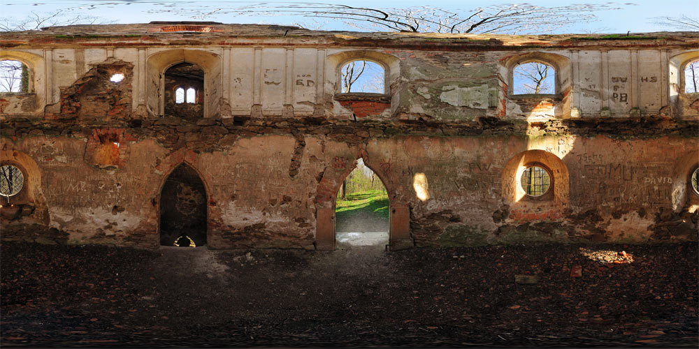 in der künstlichen Turmruine