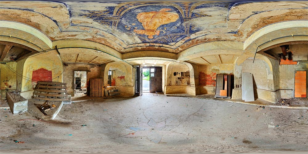 Eingang mit Freimaurerstern und Deckenbemalung