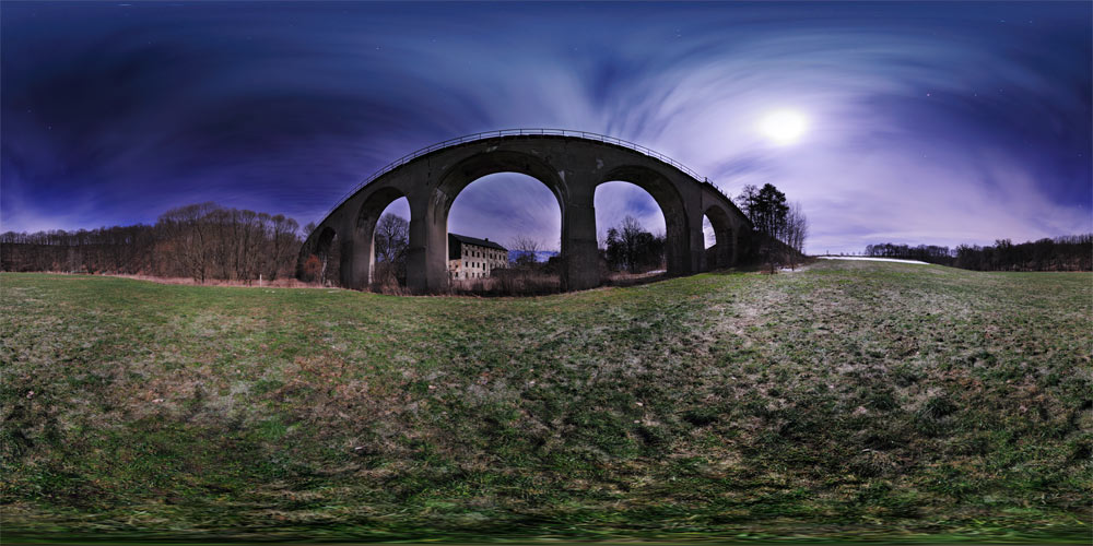 Eisenbahnviadukt bei Mondschein