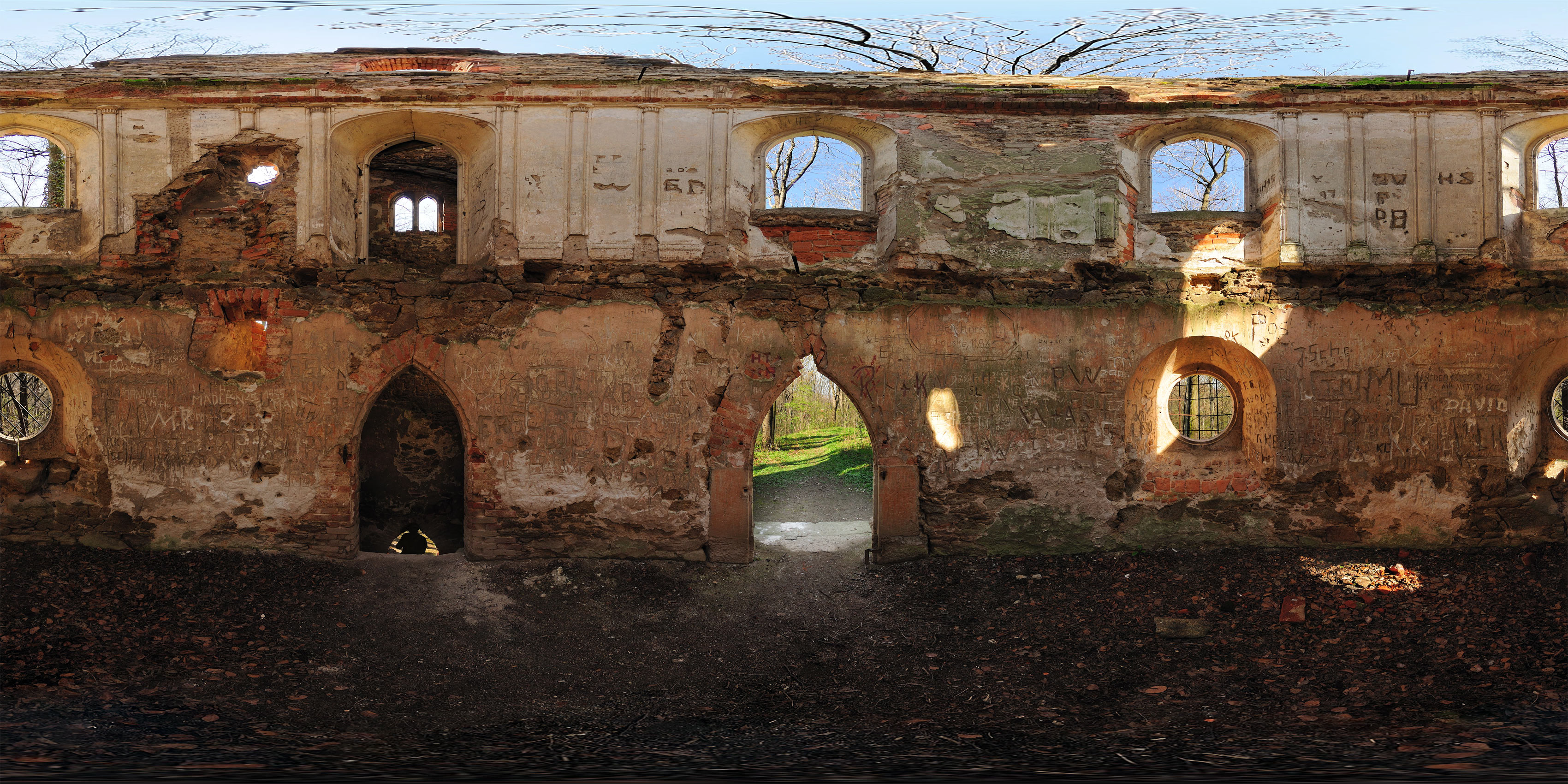 in der künstlichen Turmruine