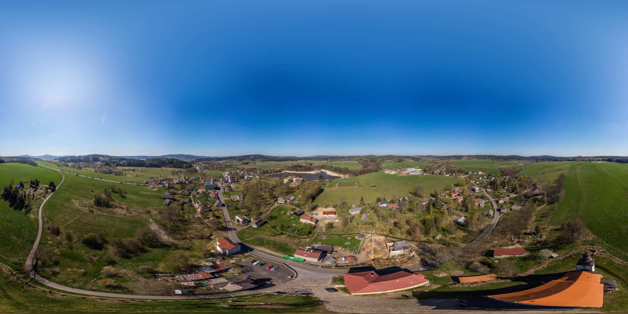 Luftpanorama - barocke Pfarrkirche St. Simon in Lipová / Hainspach